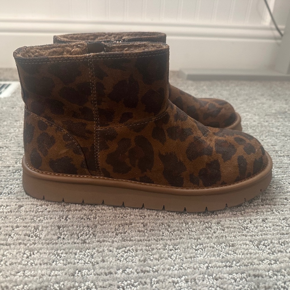 Women’s universal thread leopard booties size 8